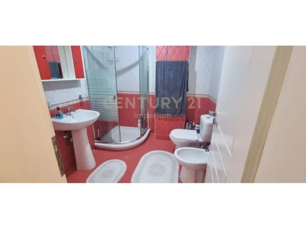 Tirane, jepet me qera apartament 2+1+Ballkon Kati 5, 95 m² 500 € (yzberisht)