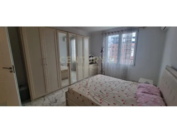 Tirane, jepet me qera apartament 2+1+Ballkon Kati 5, 95 m² 500 € (yzberisht)