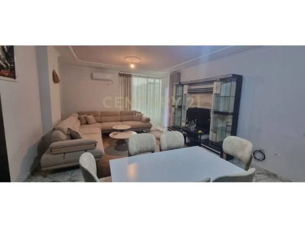 Tirane, jepet me qera apartament 2+1+Ballkon Kati 5, 95 m² 500 € (yzberisht)
