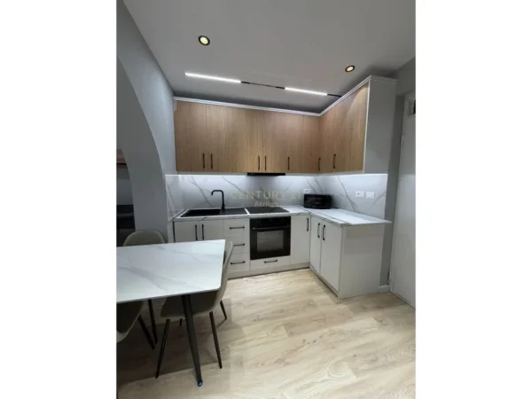 Tirane, jepet me qera apartament 1+1 Kati 1, 45 m² 500 € (oxhaku)