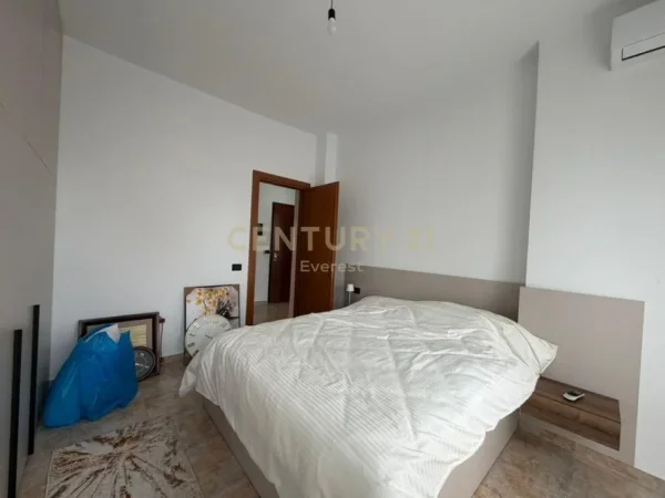 Tirane, jepet me qera apartament 2+1+Ballkon Kati 6, 100 m² 900 € (pazari i ri)