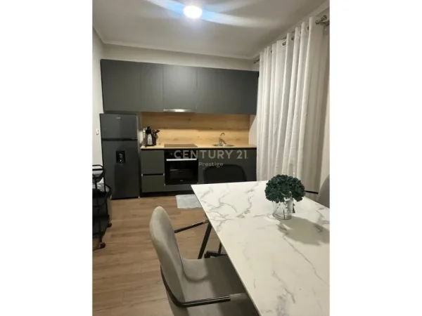 Tirane, jepet me qera apartament 1+1 Kati 4, 78 m² 800 € (sheshi skenderbeu)