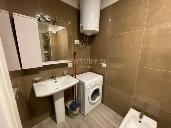 Tirane, jepet me qera apartament 1+1+Ballkon Kati 2, 70 m² 640 € (materniteti ri)
