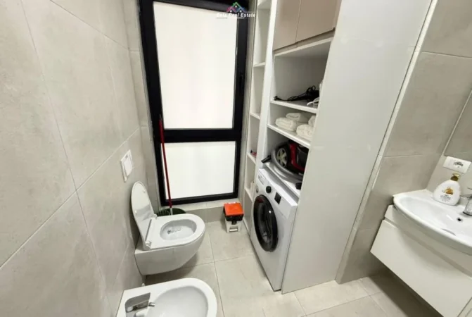 Tirane, jepet me qera apartament 1+1+Ballkon Kati 14, 60 m² 1.200 € (Tirana Graden Building)