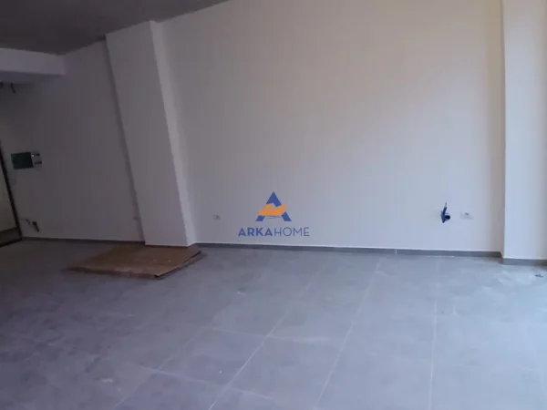 Tirane, jepet me qera ambjent biznesi Kati 2, 50 m² 1.300 € 