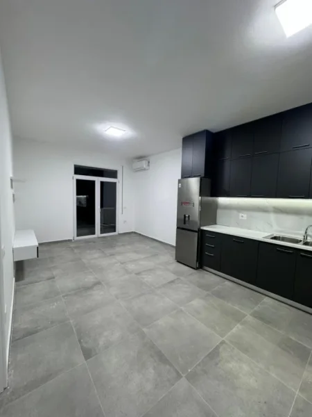 Tirane, jepet me qera apartament 1+1 Kati 2, 70 m² 400 € (5 Maji)