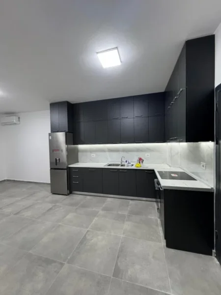 Tirane, jepet me qera apartament 1+1 Kati 2, 70 m² 400 € (5 Maji)