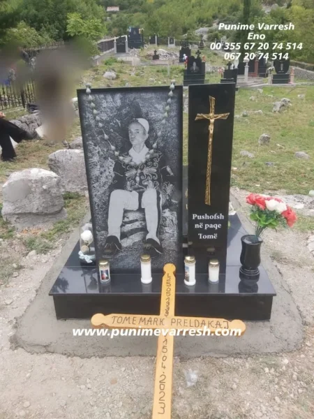Tirane, ofroj Punime Varresh Me Portet Te Gdhendur - Varr Graniti I Zi