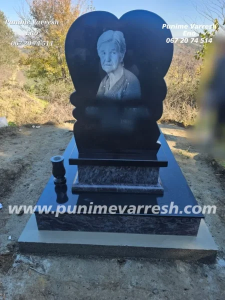 Tirane, ofroj Punime Varresh Me Portet Te Gdhendur - Varr Graniti I Zi