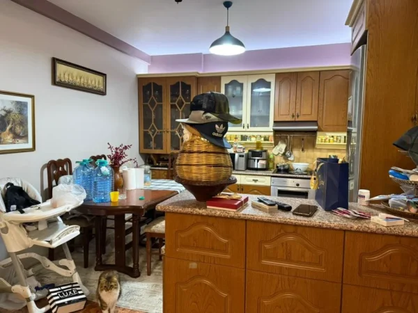 Tirane, jepet me qera apartament 2+1+Ballkon Kati 2, 95 m² 850 € (Rruga e Durrësit)