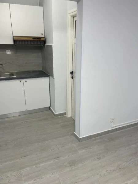 Tirane, jepet me qera ambjent biznesi Kati 1, 100 m² 800 € (Përballë Delijorgji)