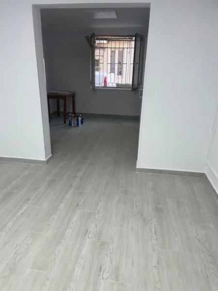 Tirane, jepet me qera ambjent biznesi Kati 1, 100 m² 800 € (Përballë Delijorgji)