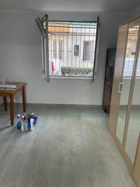 Tirane, jepet me qera ambjent biznesi Kati 1, 100 m² 800 € (Përballë Delijorgji)
