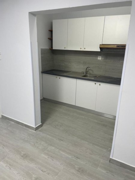 Tirane, jepet me qera ambjent biznesi Kati 1, 100 m² 800 € (Përballë Delijorgji)