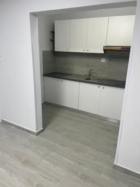 Tirane, jepet me qera ambjent biznesi Kati 1, 100 m² 800 € (Përballë Delijorgji)
