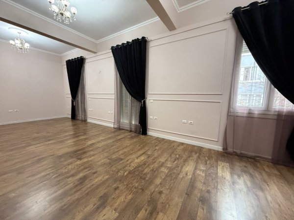 Tirane, jepet me qera apartament 2+1 Kati 1, 100 m² 750 € 