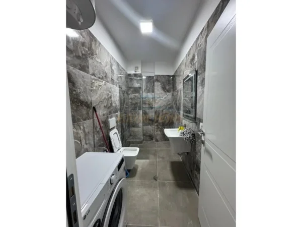 Tirane, jepet me qera apartament 1+1+Ballkon Kati 3, 73 m² 420 € 