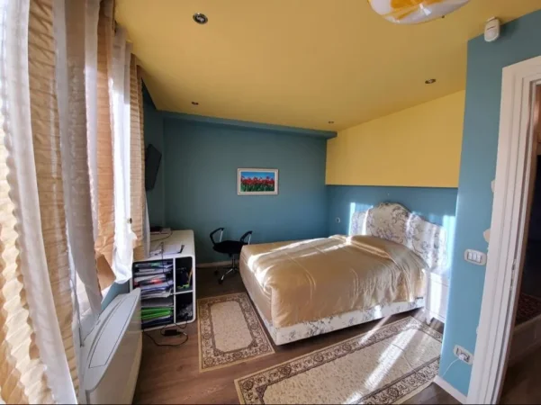 Tirane, shitet Vile 3 Katshe , 545 m² (Mjull Bathore prane TEG)