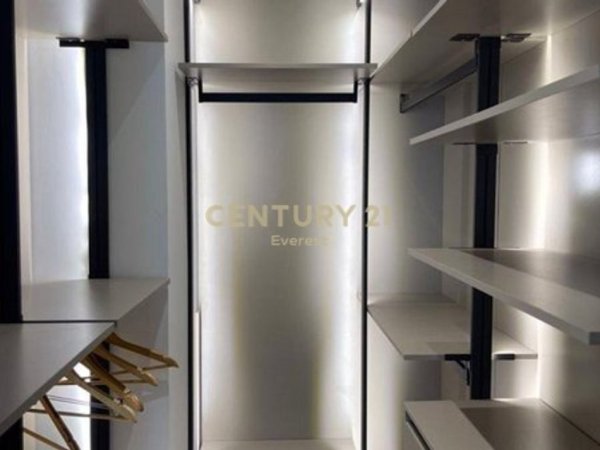 Tirane, jepet me qera apartament 1+1 Kati 8, 70 m² 900 € 