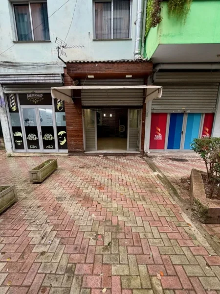 Tirane, shitet dyqan Kati 0, 37 m² 75.000 € (3 Deshmoret)