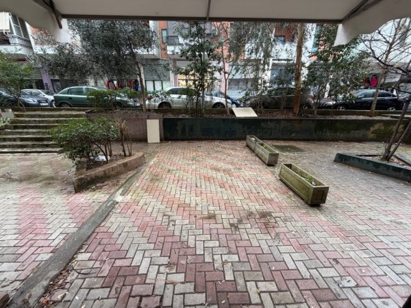 Tirane, shitet dyqan Kati 0, 37 m² 75.000 € (3 Deshmoret)