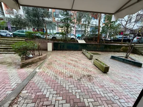 Tirane, shitet dyqan Kati 0, 37 m² 75.000 € (3 Deshmoret)