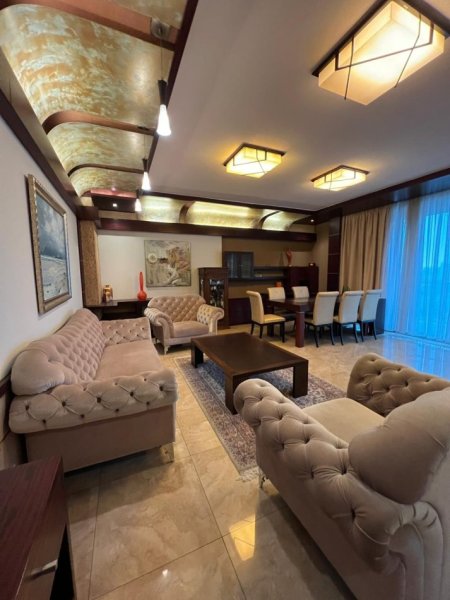 Tirane, jepet me qera apartament 3+1+Ballkon Kati 9, 196 m² 2.200 € (Bulevardi Bajram Curri)