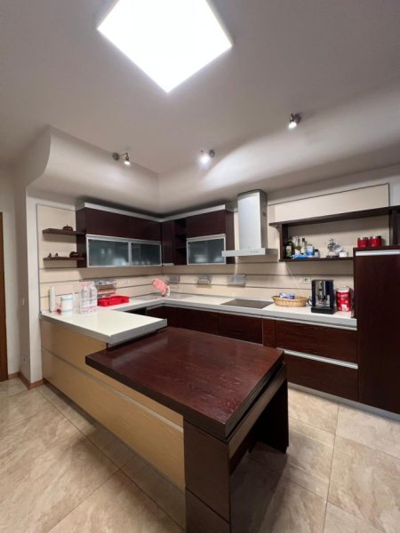 Tirane, jepet me qera apartament 3+1+Ballkon Kati 9, 196 m² 2.200 € (Bulevardi Bajram Curri)