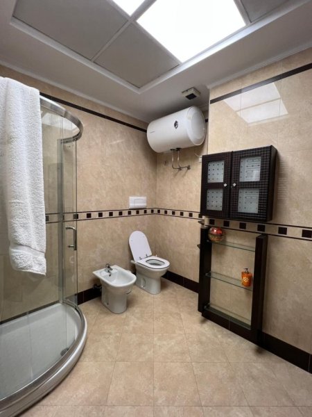 Tirane, jepet me qera apartament 3+1+Ballkon Kati 9, 196 m² 2.200 € (Bulevardi Bajram Curri)