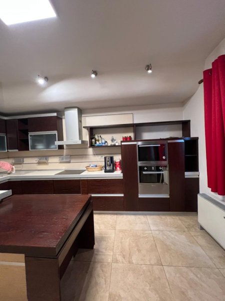 Tirane, jepet me qera apartament 3+1+Ballkon Kati 9, 196 m² 2.200 € (Bulevardi Bajram Curri)