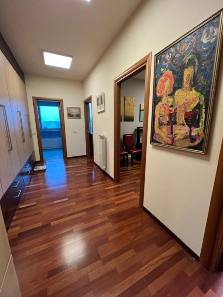 Tirane, jepet me qera apartament 3+1+Ballkon Kati 9, 196 m² 2.200 € (Bulevardi Bajram Curri)