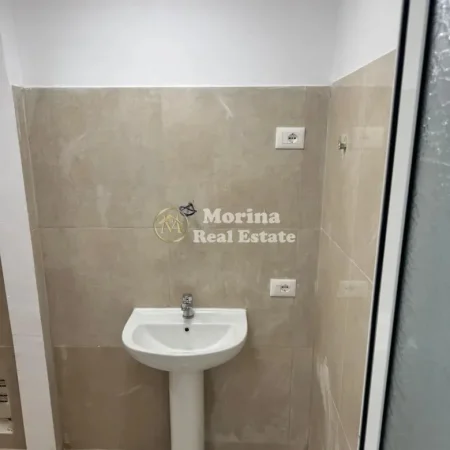 Tirane, jepet me qera ambjent biznesi Kati 1, 38 m² 900 € (Rruga Mine Peza)