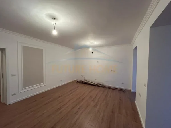 Durres, shes apartament 1+1 Kati 3, 85.000 € (Prane Stadiumit Niko Dovana, Durrës)