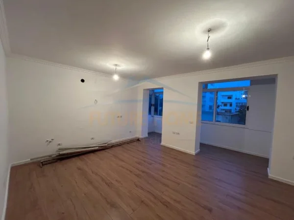 Durres, shes apartament 1+1 Kati 3, 85.000 € (Prane Stadiumit Niko Dovana, Durrës)