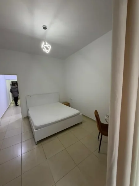 Tirane, jepet me qera apartament 1+1 , 