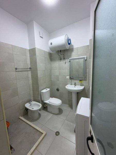 Tirane, jepet me qera apartament 1+1 , 