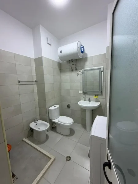 Tirane, jepet me qera apartament 1+1 , 