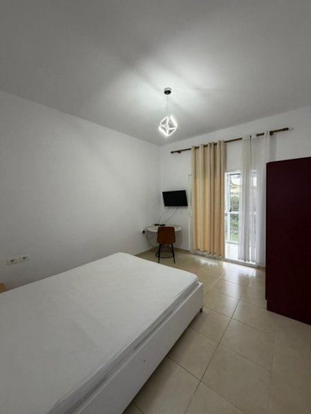 Tirane, jepet me qera apartament 1+1 , 