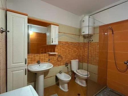 Durres, jepet me qera apartament 1+1+Ballkon Kati 4, 88 m² 300 € 