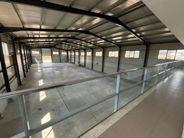 Tirane, jepet me qera magazine Kati 0, 1.111 m² 5.000 € (Vore)