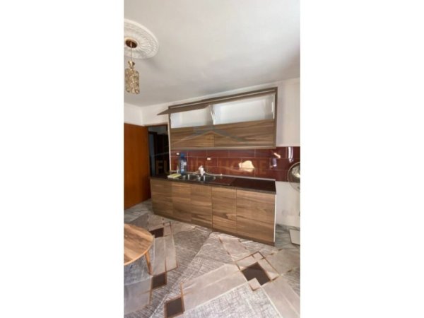 Tirane, jepet me qera apartament 2+1 Kati 3, 65 m² 360 € (Shkolla Musine Kokalari, Kombinat)