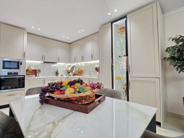 Tirane, jepet me qera Vile 2+1+Aneks+Ballkon Kati 0, 160 m² 1.500 € (Xhamlliku)