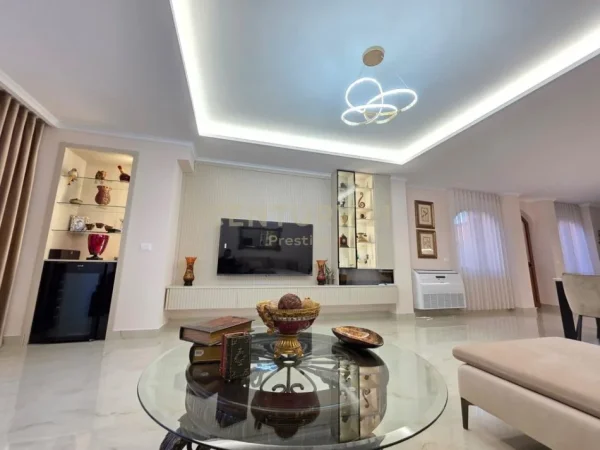 Tirane, jepet me qera Vile 2+1+Aneks+Ballkon Kati 0, 160 m² 1.000 € (Xhamlliku)