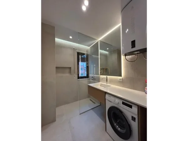 Tirane, jepet me qera 1+1 , 60 m² 800 € (Komuna Parisit)