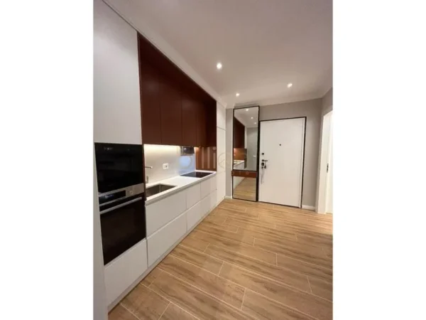 Tirane, jepet me qera 1+1 , 60 m² 800 € (Komuna Parisit)