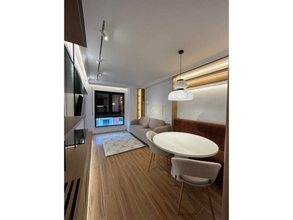 Tirane, jepet me qera 1+1 , 60 m² 800 € (Komuna Parisit)