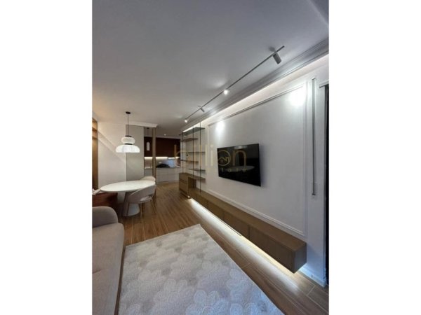 Tirane, jepet me qera 1+1 , 60 m² 800 € (Komuna Parisit)