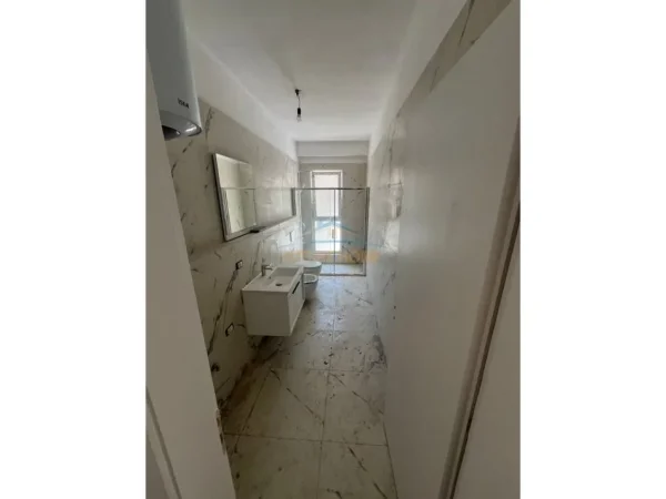 Tirane, jepet me qera apartament 1+1 Kati 2, 79 m² 400 € (Kompleksi Aura, Laprake)