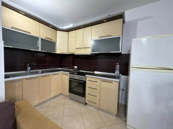 Tirane, jepet me qera apartament 2+1+Ballkon Kati 5, 100 m² 550 € (Rruga 5 Maji, Tiranë)
