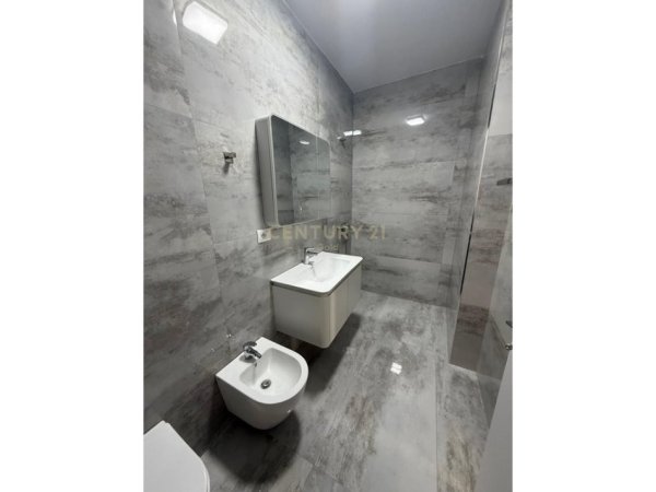 Tirane, jepet me qera apartament 2+1+Ballkon Kati 0, 114 m² 900 € 